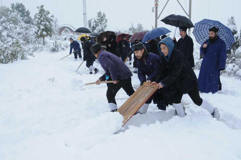 突降罕見(jiàn)暴雪，道學(xué)院學(xué)生鏟雪保道路暢行